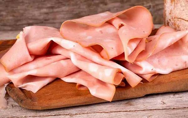 Sospesi dal lavoro per due fette di mortadella