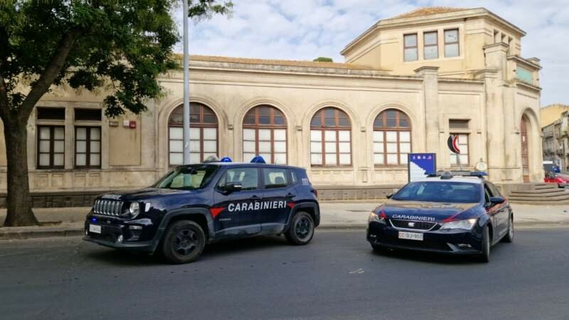 Sequestrano 17enne e lo seviziano
