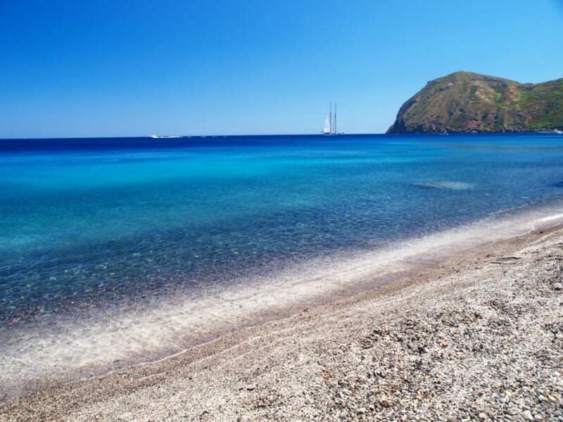 Lipari, si sente male mentre nuota e muore
