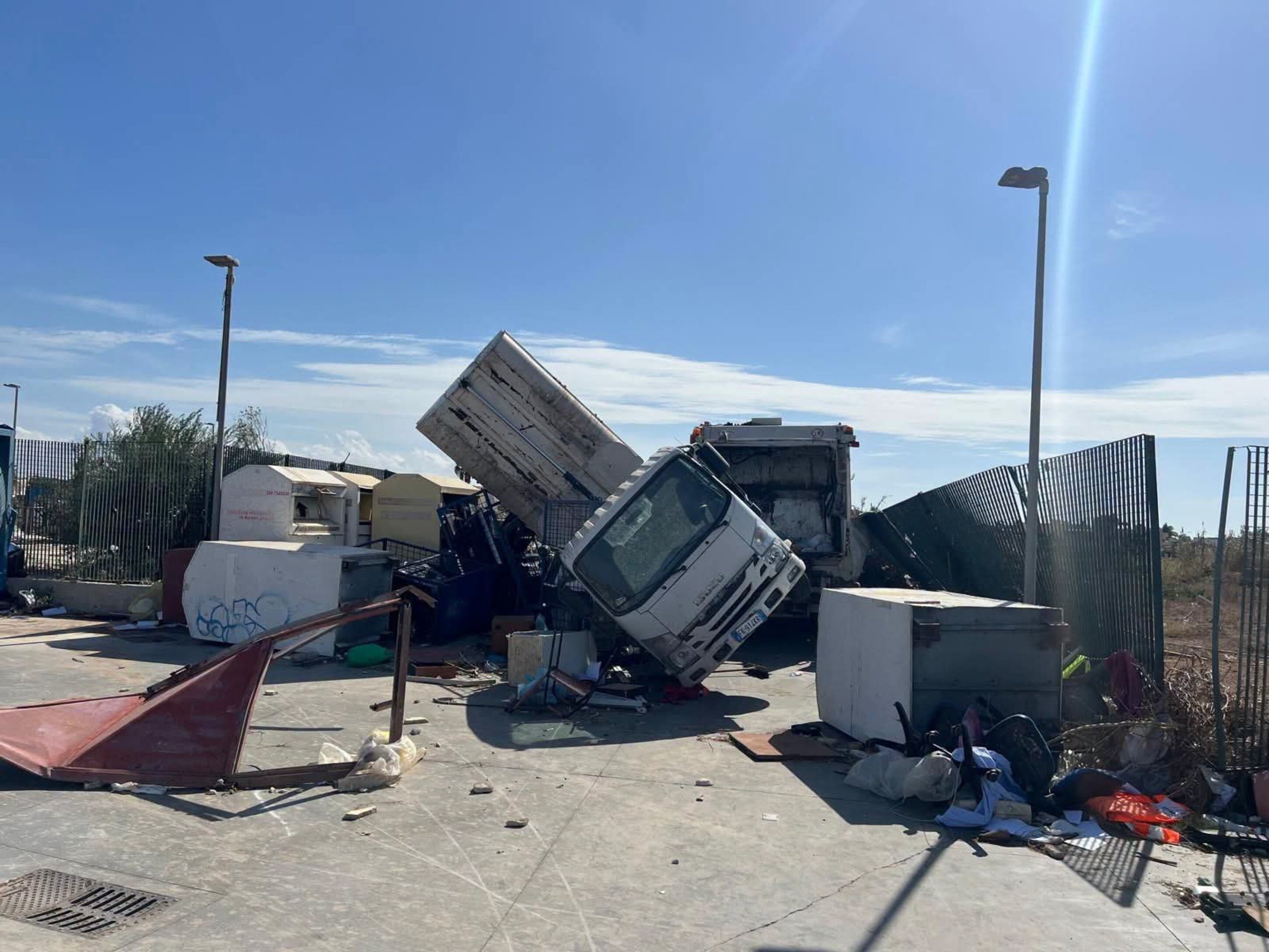 Trapanese devastato dalla doppia tromba marina: 11 famiglie senza casa Trapanese devastato dalla doppia tromba marina: 11 famiglie senza casa