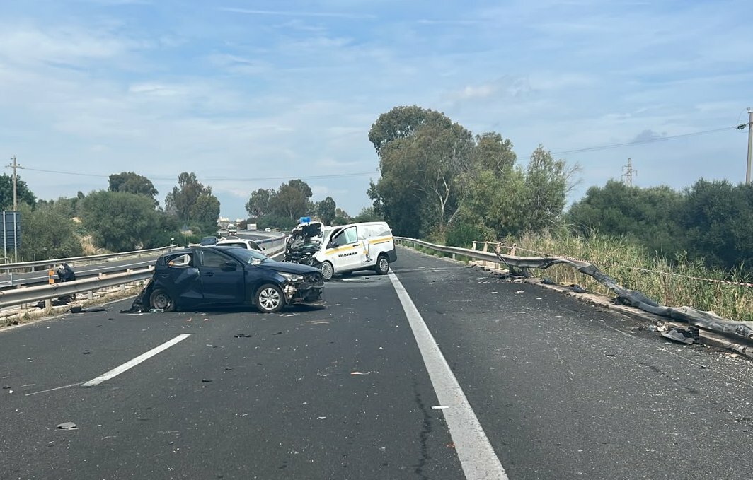 Scontro auto-furgone: 3 feriti nel Siracusano Scontro auto-furgone: 3 feriti nel Siracusano