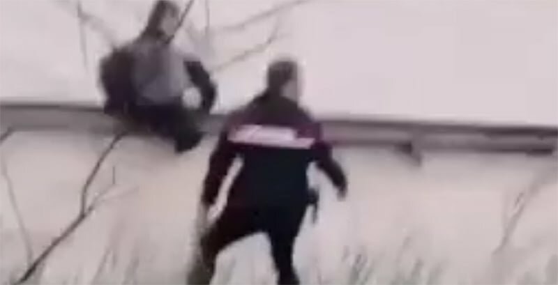 Si aggrappa a guard rail, catena umana per salvarla