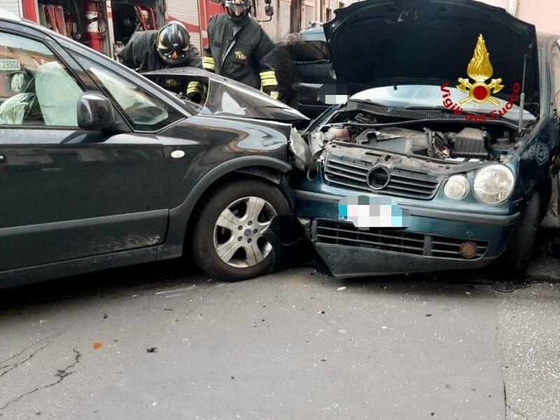 Catania: scontro tra auto, conducente incastrato