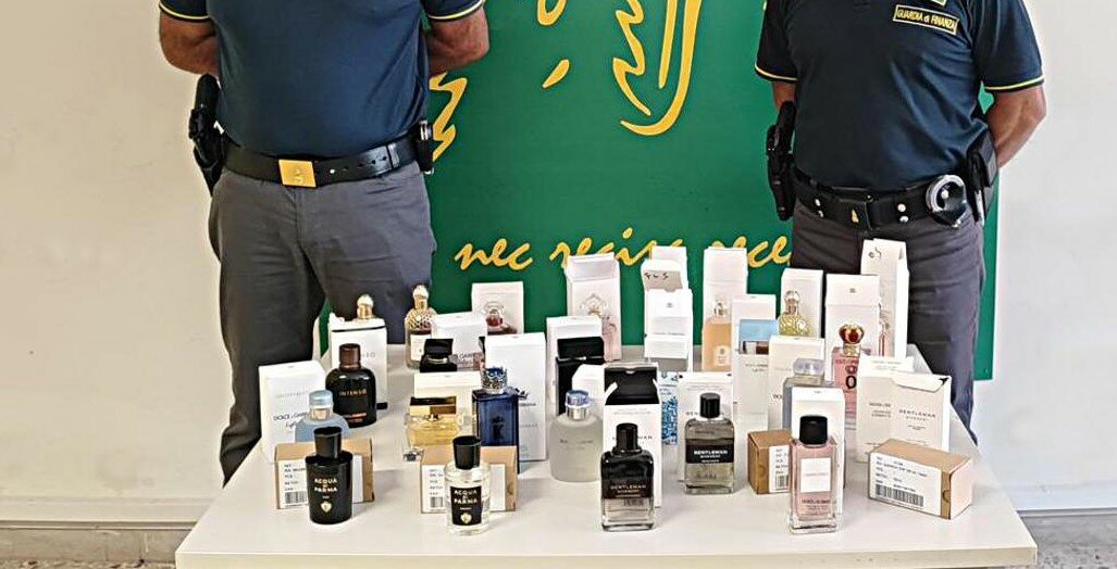 Profumi contraffatti venduti come tester