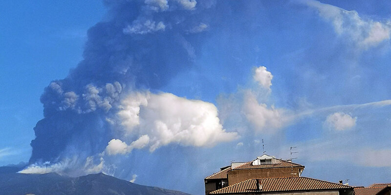 Etna, nuvolone di cenere