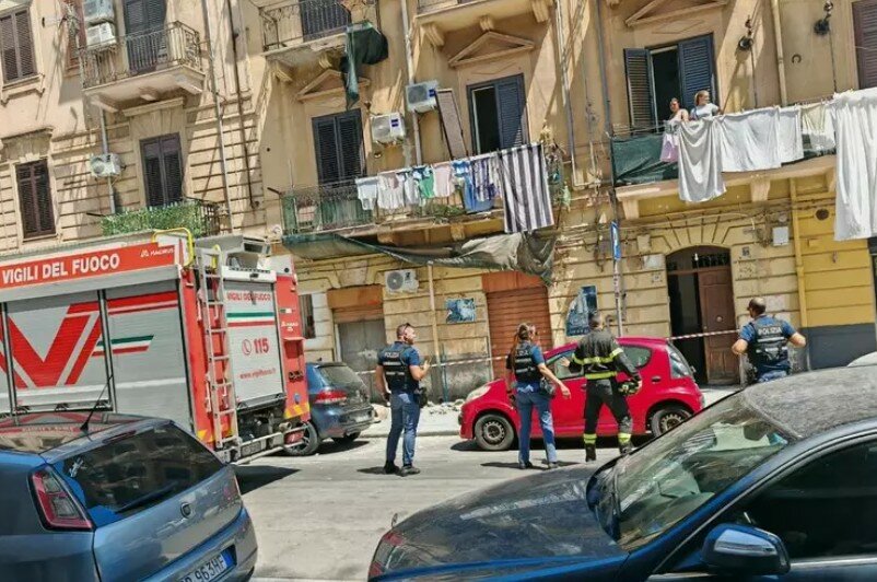 Le frana il balcone sotto i piedi, grave una donna