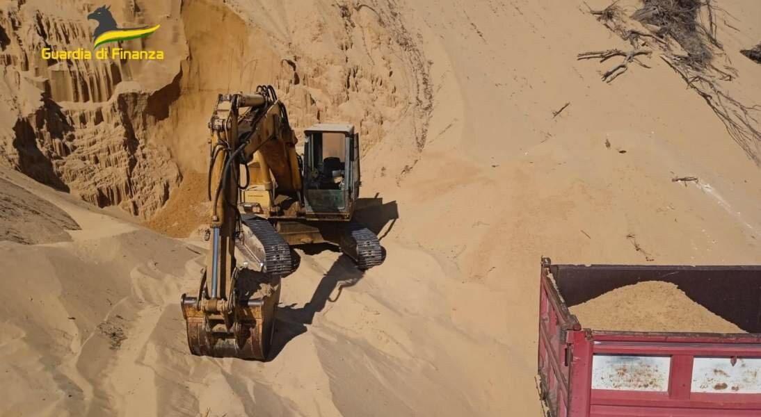 Pozzallo, rubava la sabbia da un'area protetta