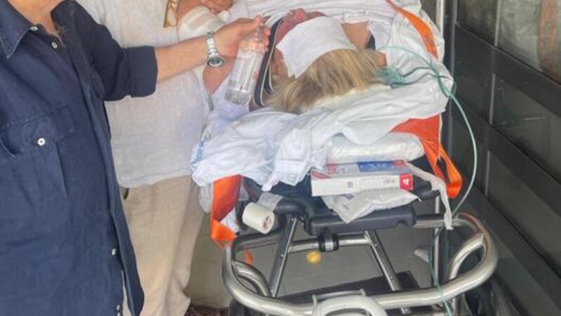 Muore dopo 4 ore in barella nell'androne