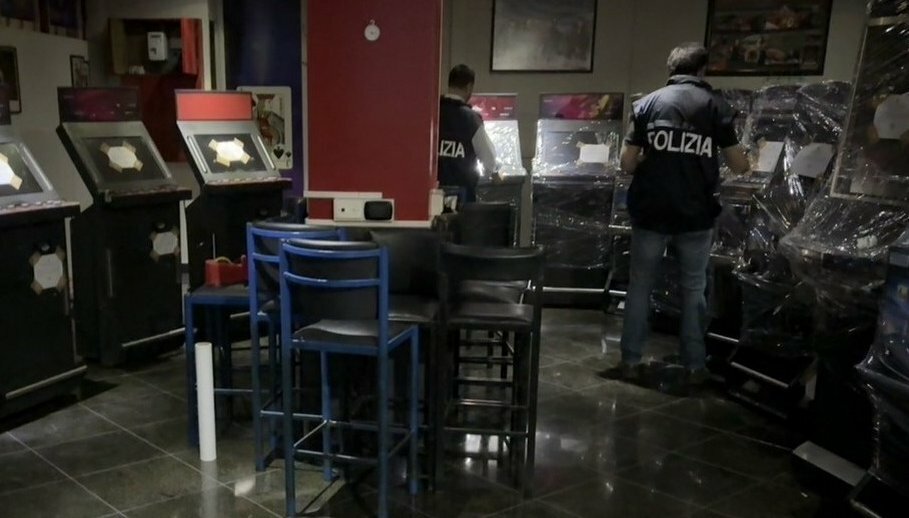 Nel circolo catanese slot machine e videopoker illegali