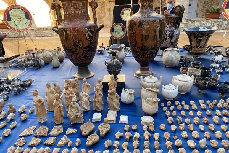 Reperti siciliani rubati e venduti in Europa: stop a banda di tombaroli