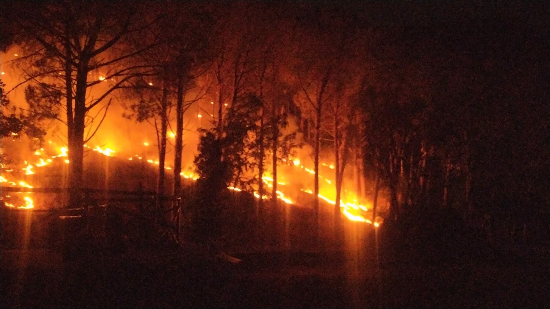 In fiamme la Timpa e i Monti Rossi