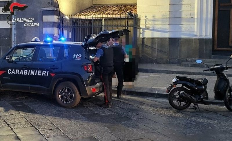 Alla guida di uno scooter senza targa: era rubato