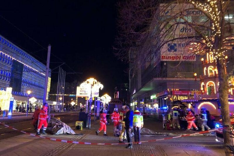 Auto piomba sul mercatino di Natale: cinque morti