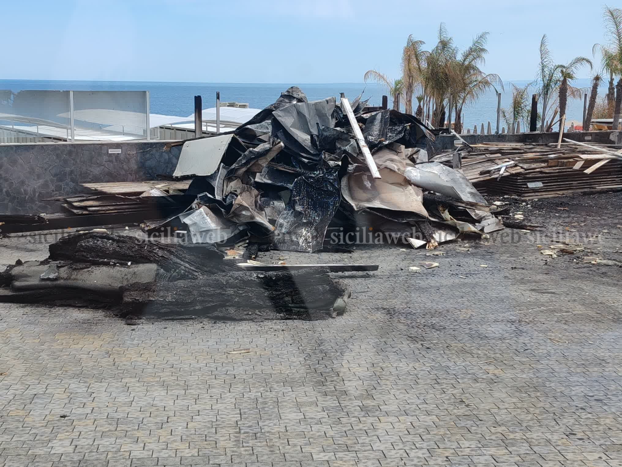 Incendiato nella notte il lido Esagono