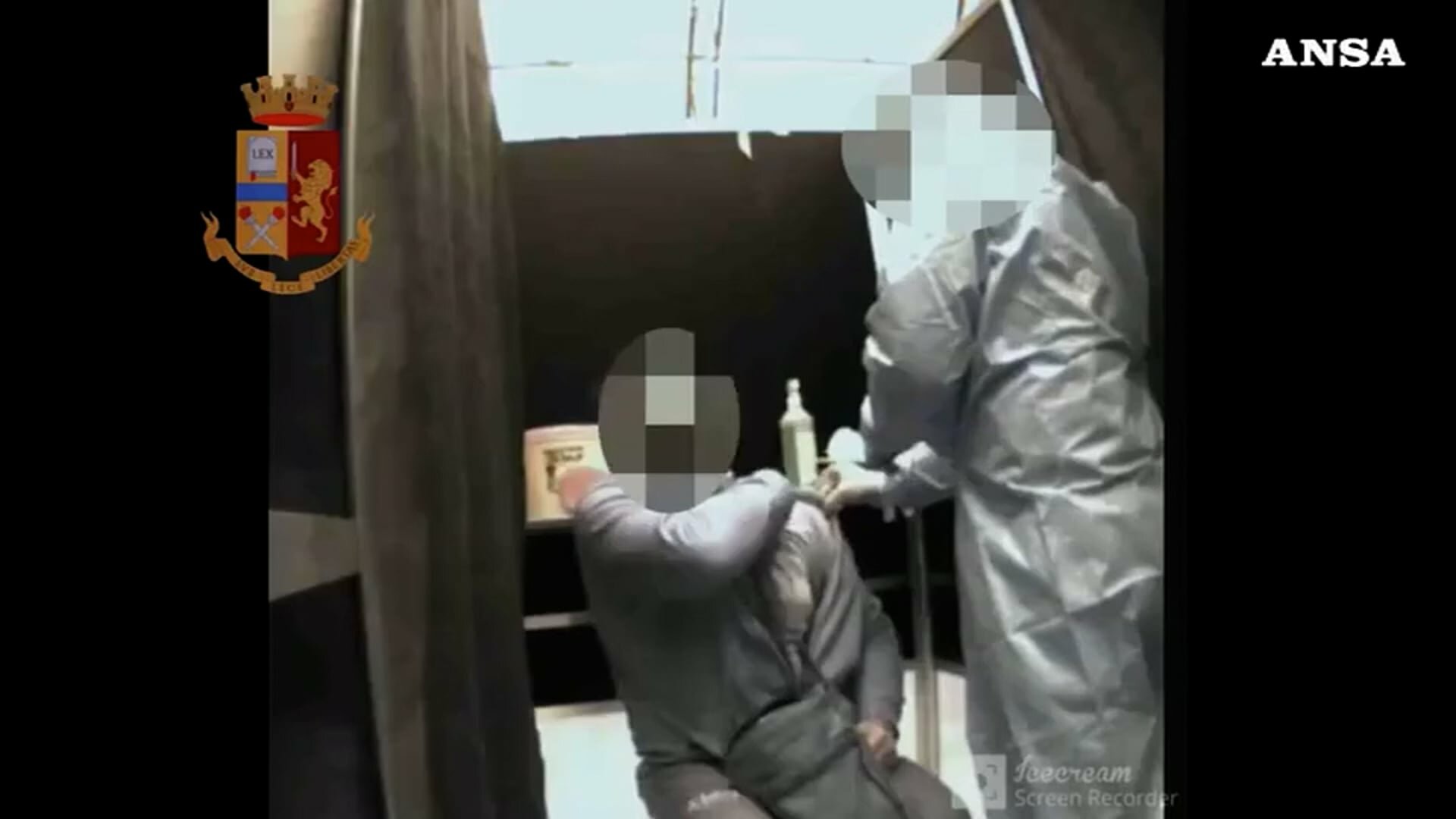 Vaccini, l'infermiere fingeva
