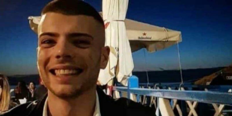 Si tuffa per salvare un coetaneo e annega