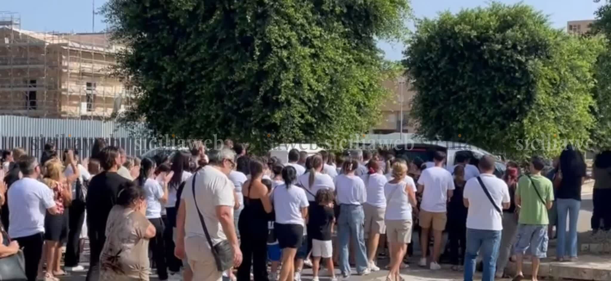 Lo straziante addio alla piccola Anna Rosa Lo straziante addio alla piccola Anna Rosa