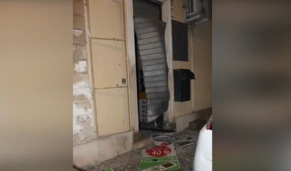 Bomba contro il negoziante debitore: presi