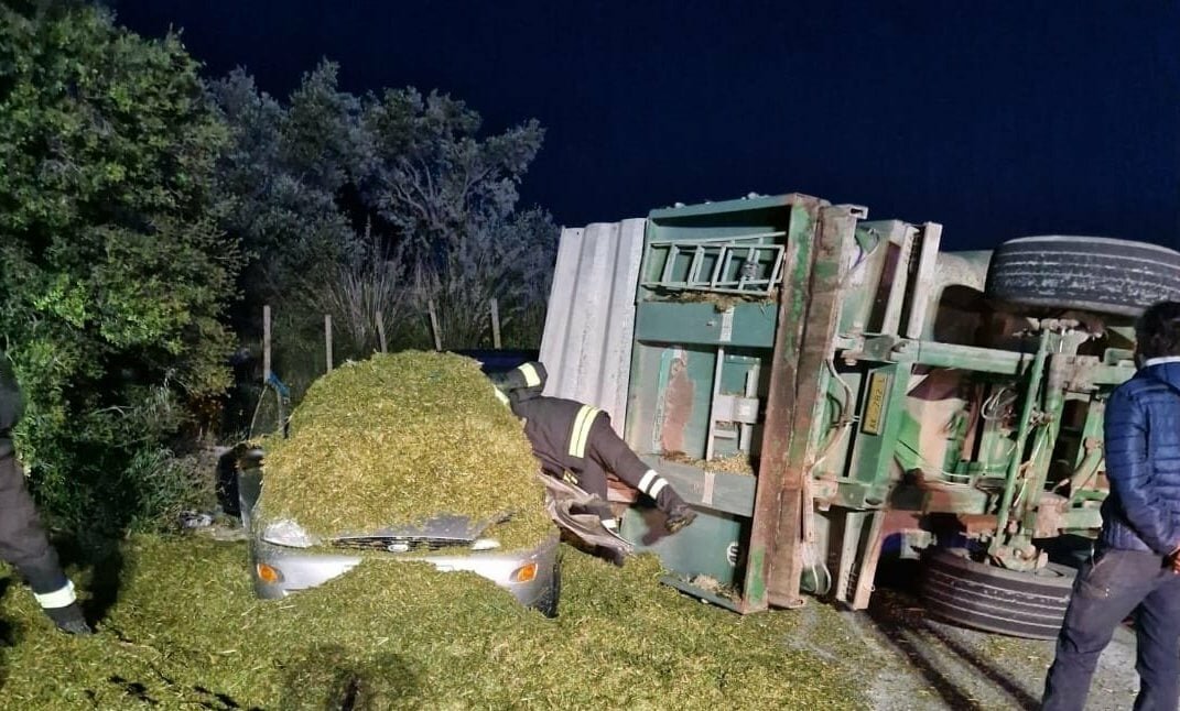 Trattore si ribalta: auto travolte dal fieno