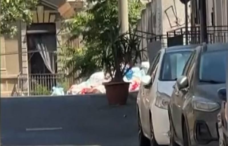 Turisti a spasso tra i rifiuti in centro storico