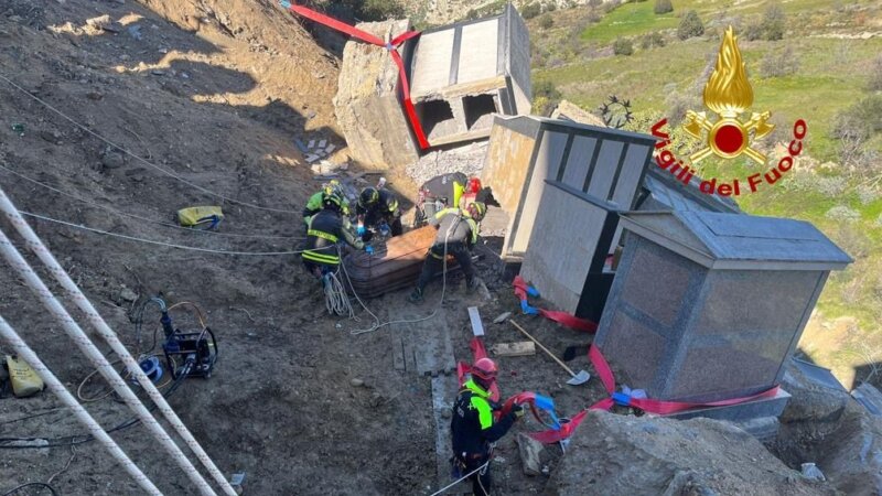 Smottamento cimitero di Mineo, recuperate bare