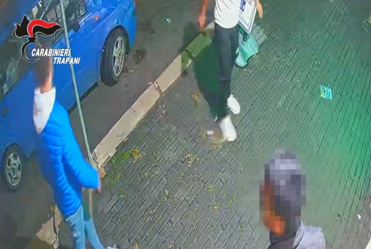 Rissa a colpi di bastone: 23enne in codice rosso