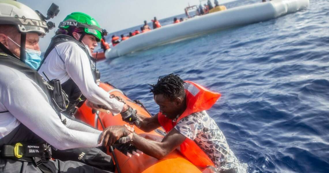 Barchino con 72 migranti si ribalta, dispersa bimba