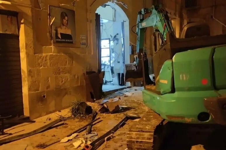 Spaccata in gioielleria, spuntano i carabinieri