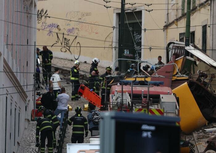 Deraglia la funicolare a Lisbona, 15 morti
