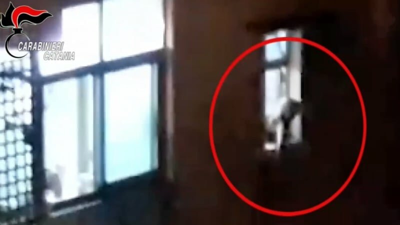 Irrompono carabinieri, madre del pusher getta la droga dal balcone