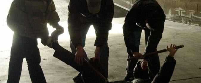 Aggrediscono cameriere: individuati