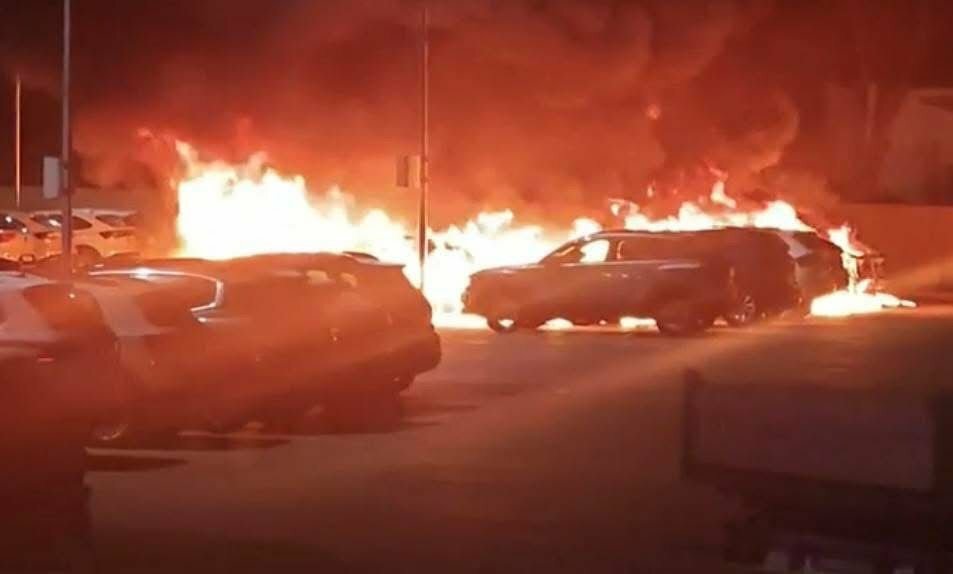 Sicily by Car, auto in fiamme nella notte