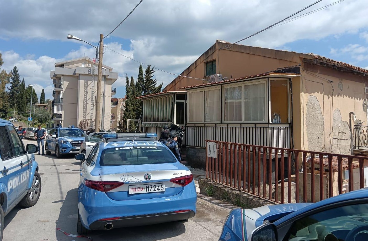 Evade, si barrica in casa di un amico e spara