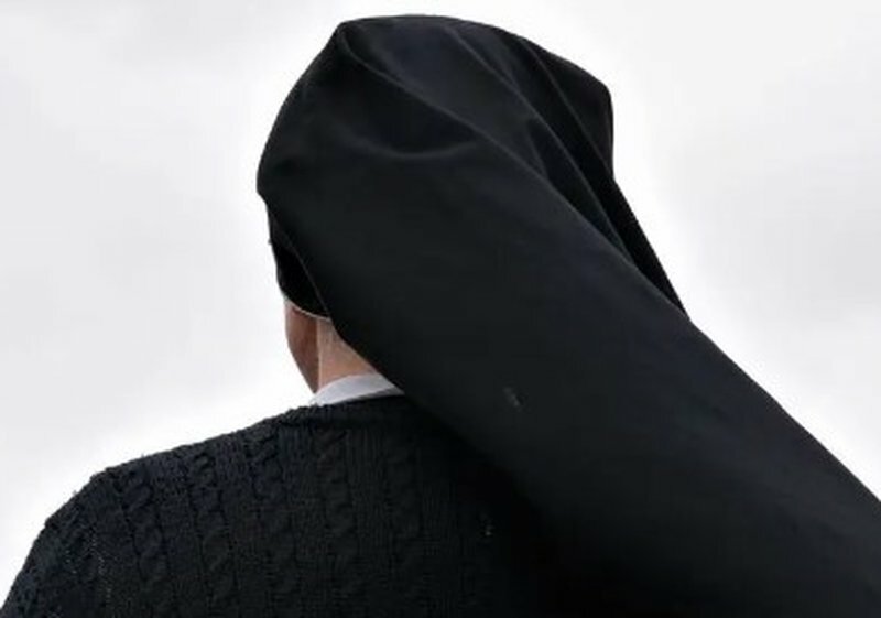 Chiedeva soldi ai fedeli per salvarli dall'inferno: indagata suora Chiedeva soldi ai fedeli per salvarli dall'inferno: indagata suora