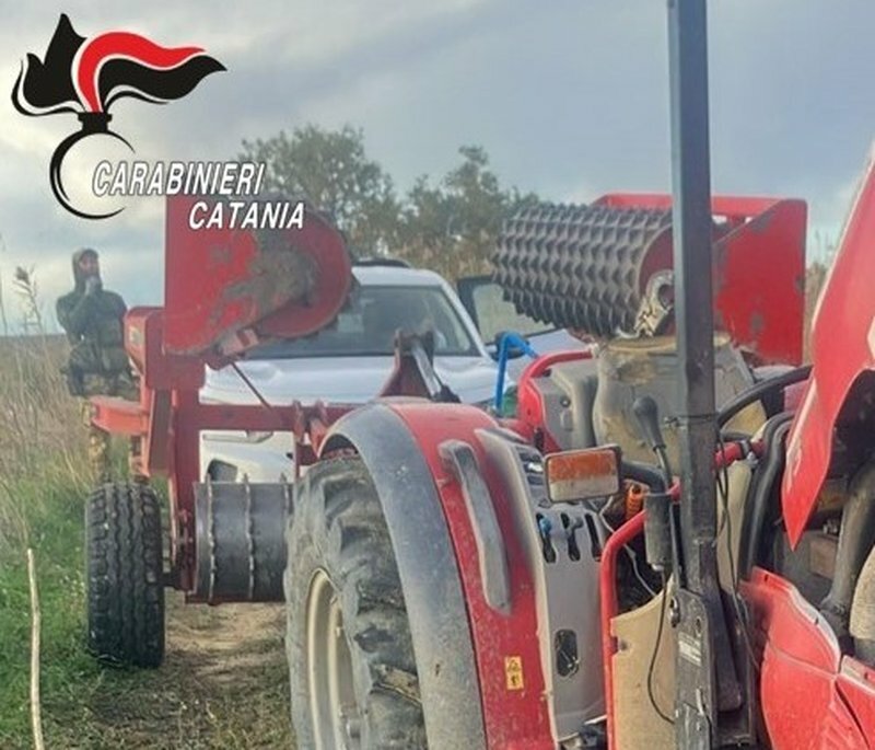Trattore rubato nascosto nel canneto: due arresti