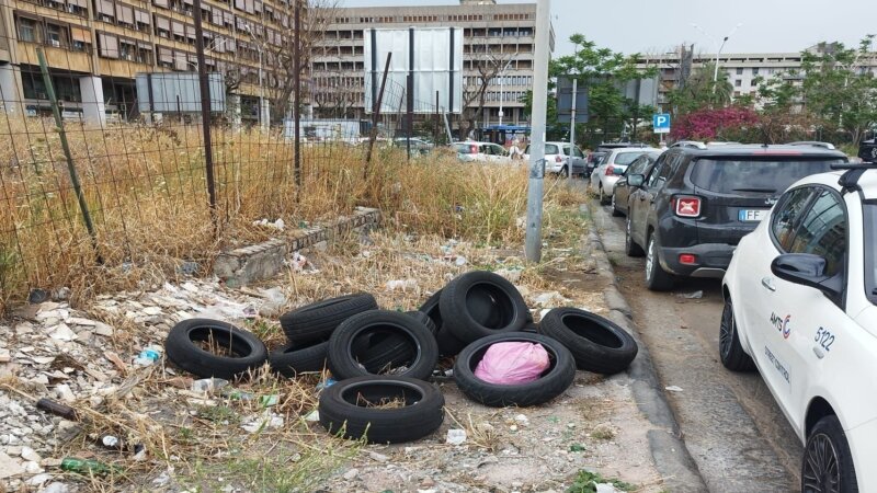 Parcheggio in totale abbandono