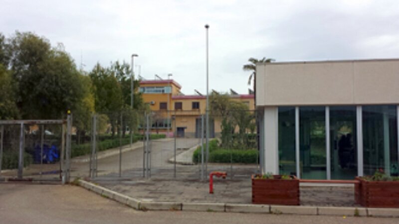 Micro cellulari sul muro di cinta del carcere