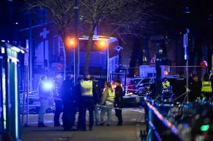 Bus contro una fermata, 3 morti