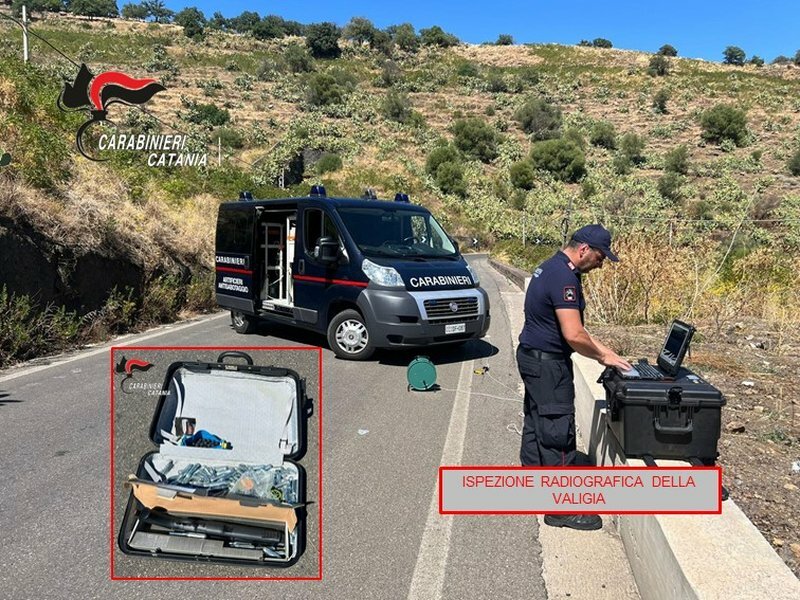 Treni fermi e strada chiusa: c'&egrave; una valigia sospetta