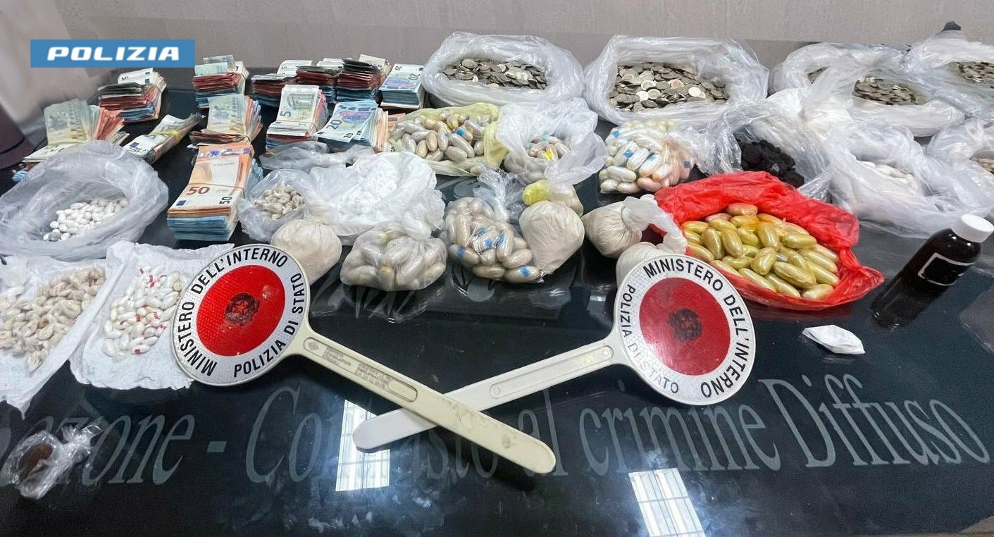 Sfreccia in monopattino con 70 ovuli in pancia