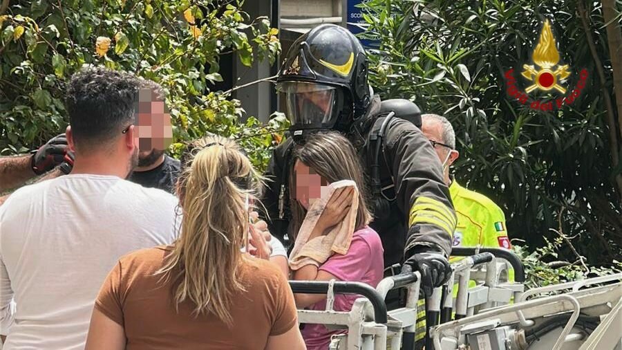 Fiamme nel palazzo catanese: tutti fuori