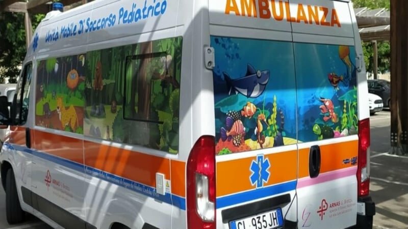 Neonato abbandonato vicino a un cassonetto