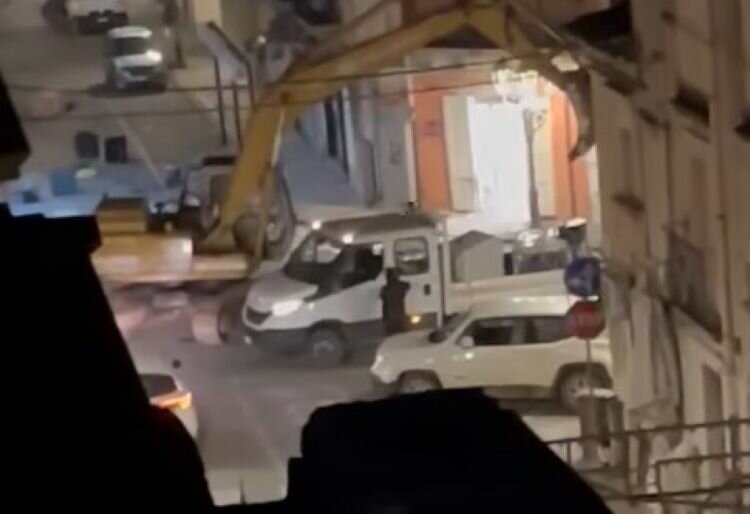 Doppio assalto al bancomat con l'escavatore: IL VIDEO
