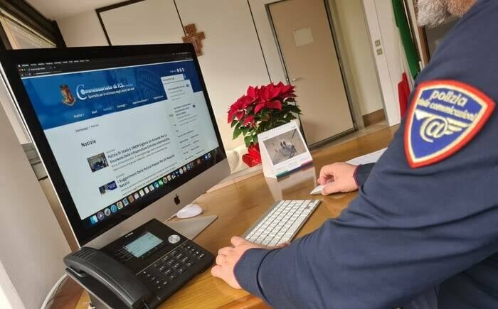 Catania, fotografava studentesse e le denudava con l'IA: arrestato bidello Catania, fotografava studentesse e le denudava con l'IA: arrestato bidello