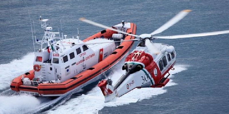 Affonda imbarcazione, salvati 9 diportisti