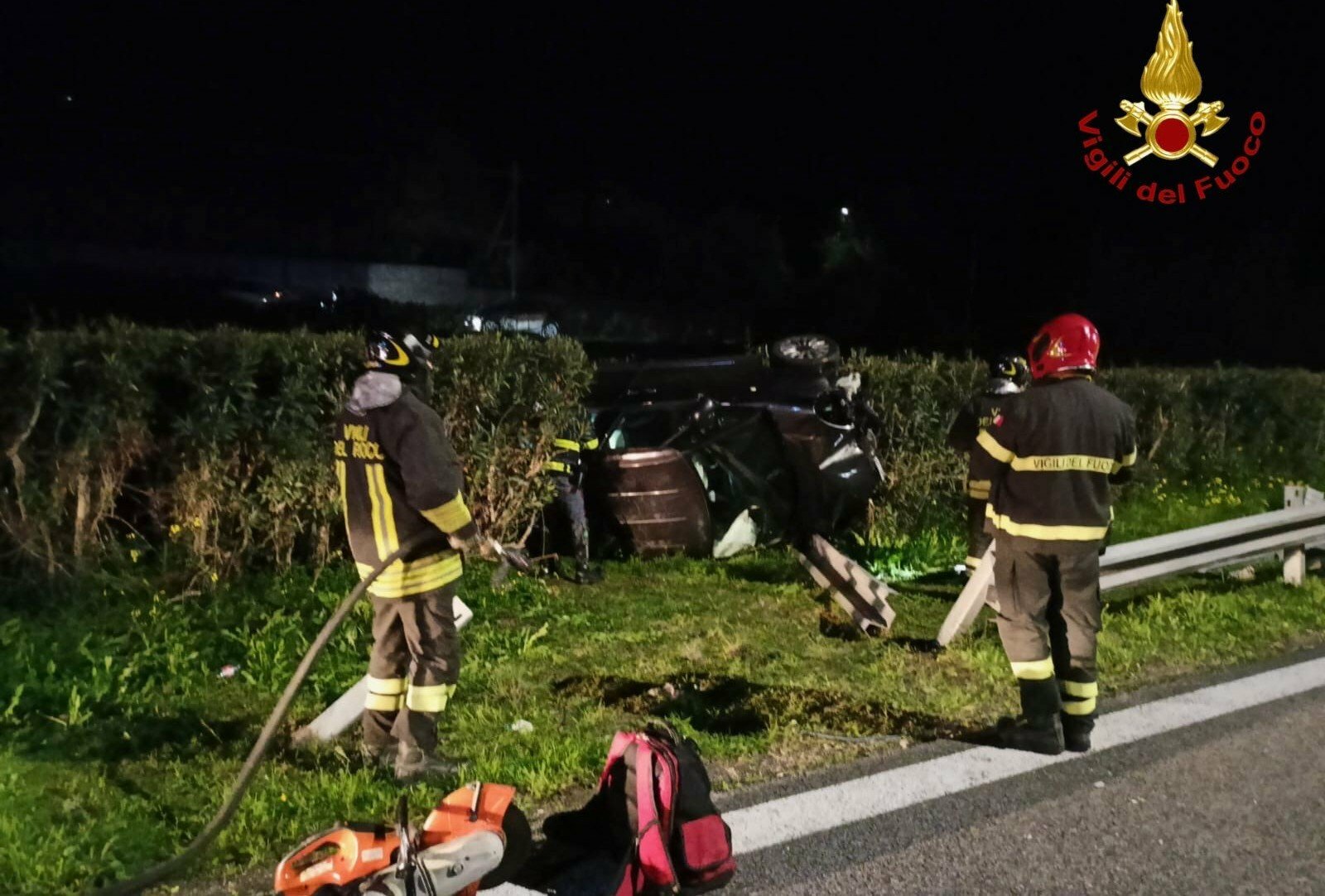 Incidente sulla A20: auto sfonda guard rail