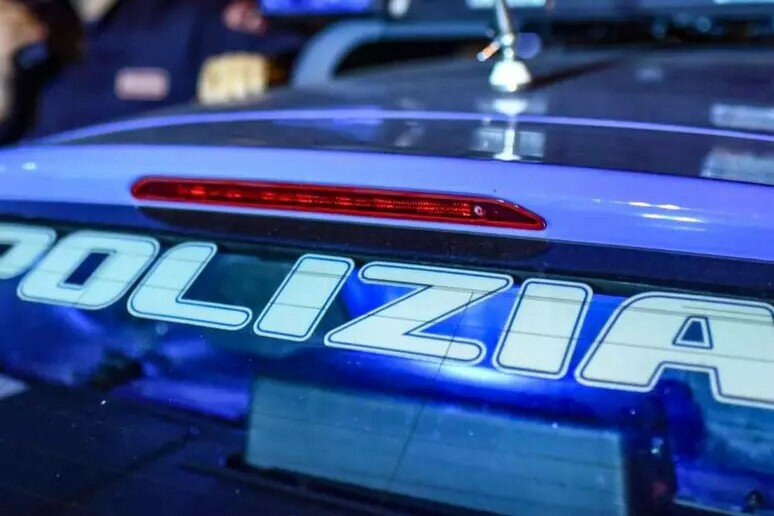 Aggredisce il fratello con un cacciavite per gelosia