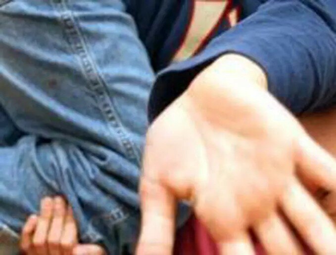 Abusi su 11enne davanti alla scuola: i medici confermano la violenza