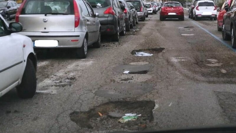 Buche come voragini nella zona di piazza Europa