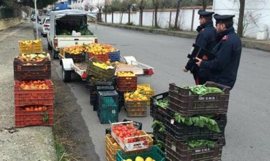 Ambulante lancia frutta contro vigili urbani